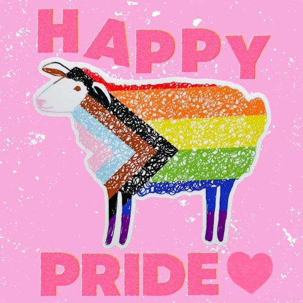 wollen schaf hinterlegt mit inklusiver pride-flagge, text: happy pride