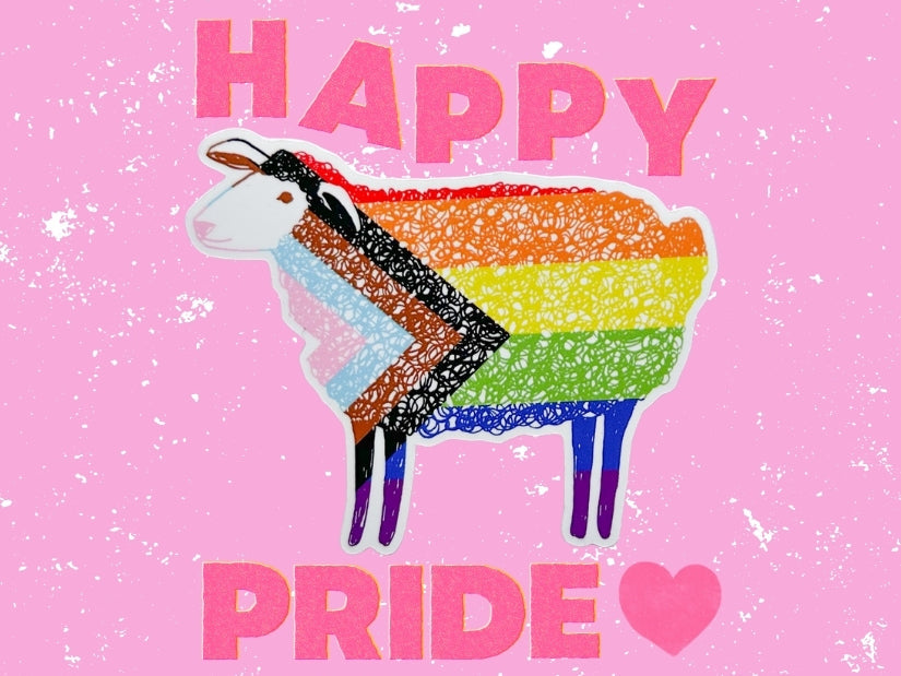 wollen schaf hinterlegt mit inklusiver pride-flagge, text: happy pride