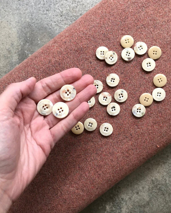 Retrosaria Recycled Mother of Pearl Button 31821 /  18mm