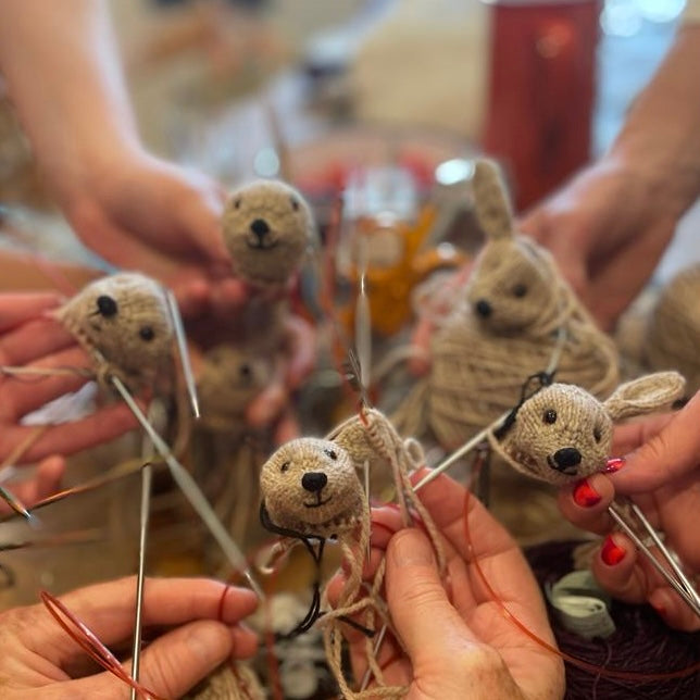 Learn how to knit a little animal friend, all in one piece - with Cinthia - 1.6.2024, 14-17 Uhr Samstag